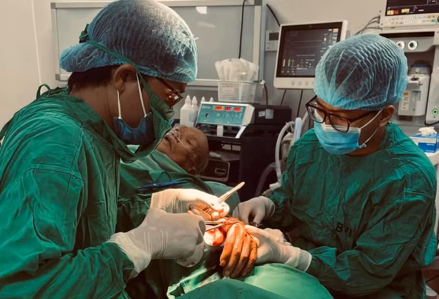 Các bác sĩ phẫu thuật cho cụ ông 107 tuổi. Ảnh: BVCC.