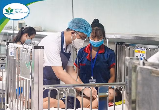 Trẻ nhiễm Adenovirus tại Bệnh viện Nhi Trung ương. Ảnh: BVCC.