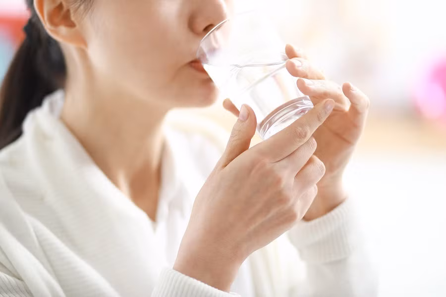 Người bị nổi mụn do nóng trong nên uống nhiều nước tinh khiết, nước hoa quả. Ảnh minh họa: INT