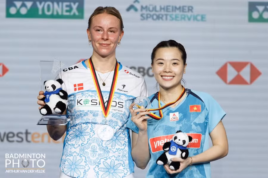 Thùy Linh và Mia Blichfeldt nhận giải sau trận chung kết Đức mở rộng 2024. Ảnh: ITN
