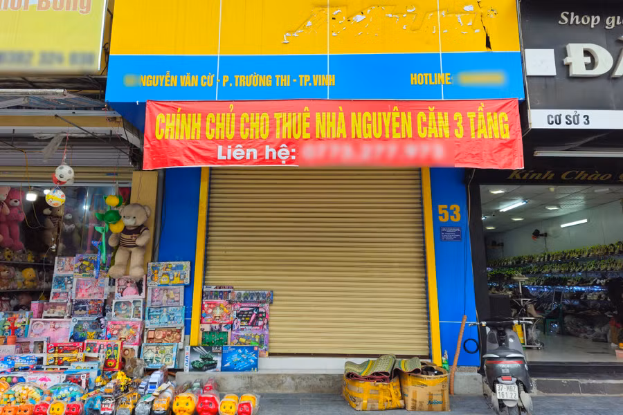 Chi phí mặt bằng tăng cao, trong khi sức mua giảm khiến nhiều cửa hàng ế ẩm.