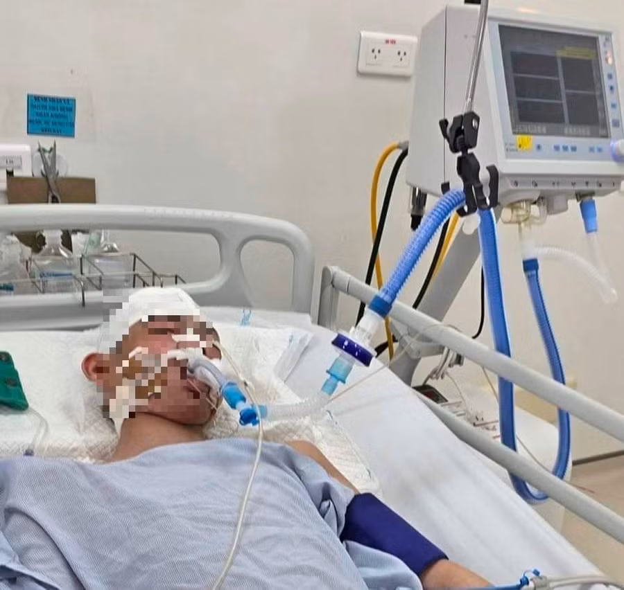 Nam sinh N.H.Đ lớp 8, Trường THCS Việt Hưng đang điều trị tại bệnh viện.
