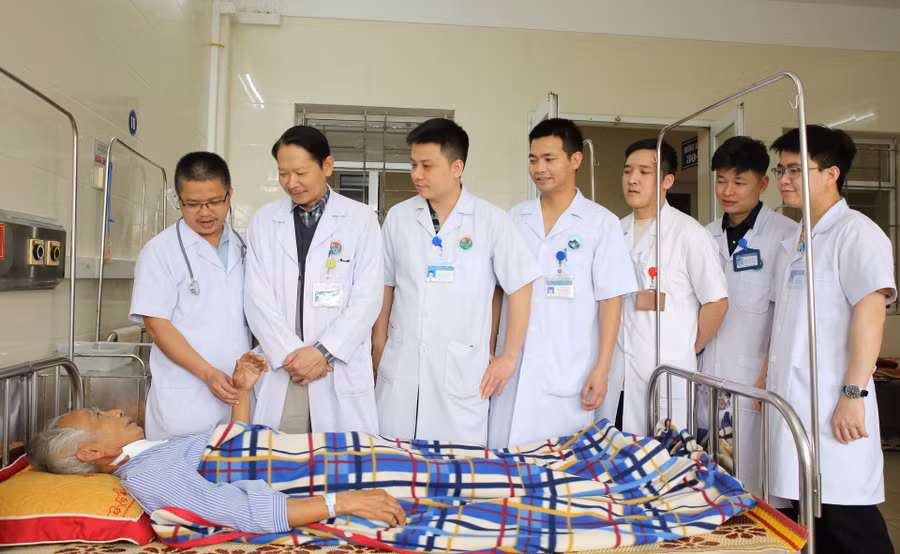 Ê kíp phẫu thuật, điều trị đến thăm hỏi và kiểm tra sức khỏe bệnh nhân Đ. (Ảnh: BVHT).