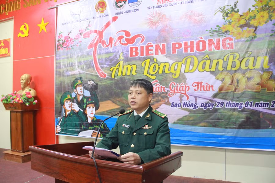 Thượng tá Đào Đức Cư phát biểu tại buổi lễ. Thượng tá Đào Đức Cư phát biểu tại buổi lễ.
