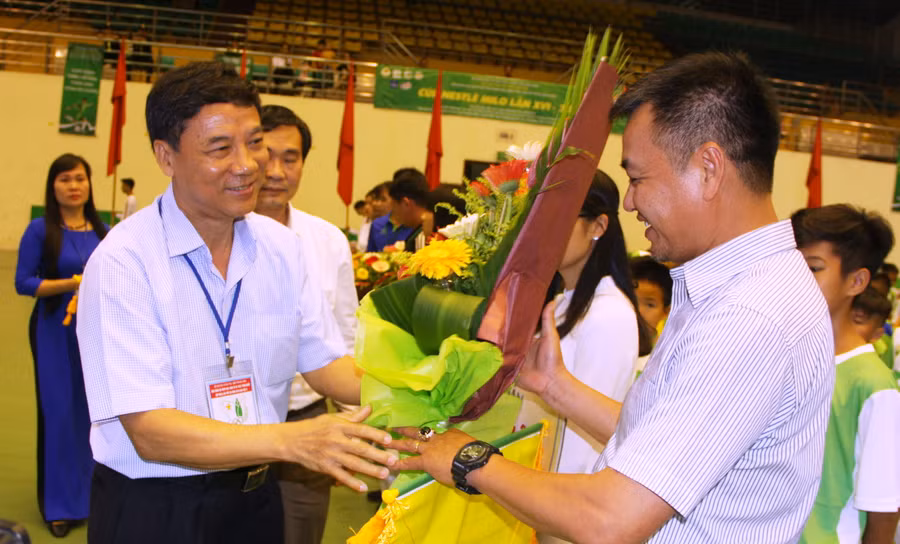 Ông Nguyễn Hữu Quất – Phó Bí thư Thường trực tỉnh ủy tặng hoa cho các đội tham dự giải