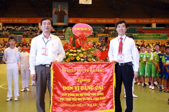 Ông Ngũ Duy Anh (bên trái) tặng cờ lưu niệm cho Sở GD&ĐT Bắc Ninh- Đơn vị đăng cai 