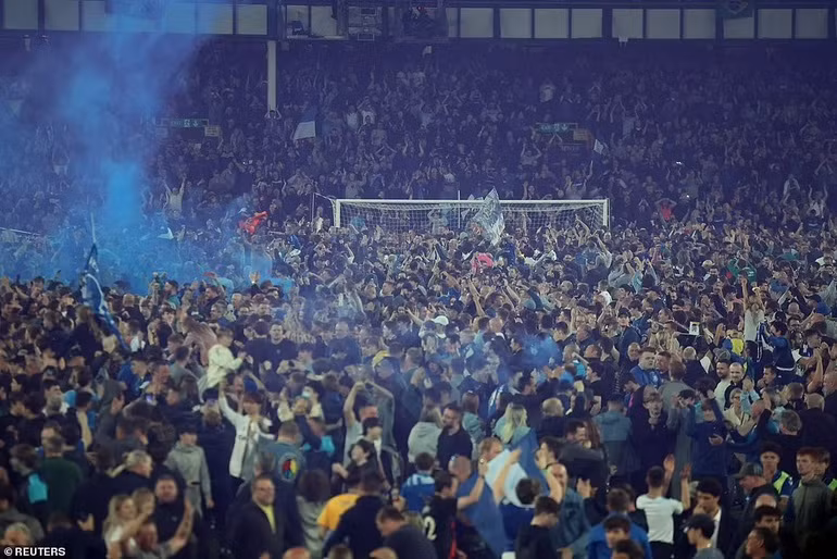 Hàng ngàn cổ động viên Everton tràn xuống sân mừng đội nhà trụ hạng thành công.