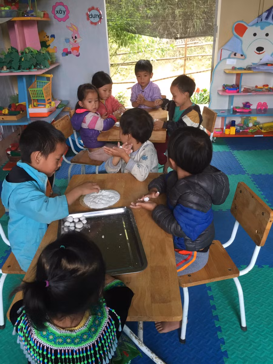 Các bé háo hức với việc nặn bánh