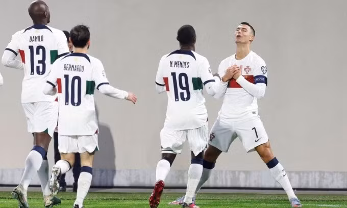 Ronaldo mừng bàn thắng cho Bồ Đào Nha.