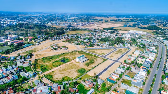 Đất nền rao bán "cắt lỗ", hạ giá song giá bán chỉ giảm so với lúc đỉnh điểm, dù có giảm nhưng so với giá trị thực vẫn còn khá cao. (Ảnh minh họa) Đất nền rao bán "cắt lỗ", hạ giá song giá bán chỉ giảm so với lúc đỉnh điểm, dù có giảm nhưng so với giá trị thực vẫn còn khá cao. (Ảnh minh họa)