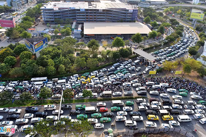 Giảm chuyến bay trong giờ cao điểm tại Tân Sơn Nhất