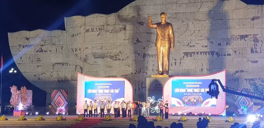 Ban tổ chức liên hoan “Nghệ thuật Xòe Thái” tỉnh Sơn La năm 2022 đã trao giải cho các đội tham gia. Ban tổ chức liên hoan “Nghệ thuật Xòe Thái” tỉnh Sơn La năm 2022 đã trao giải cho các đội tham gia.