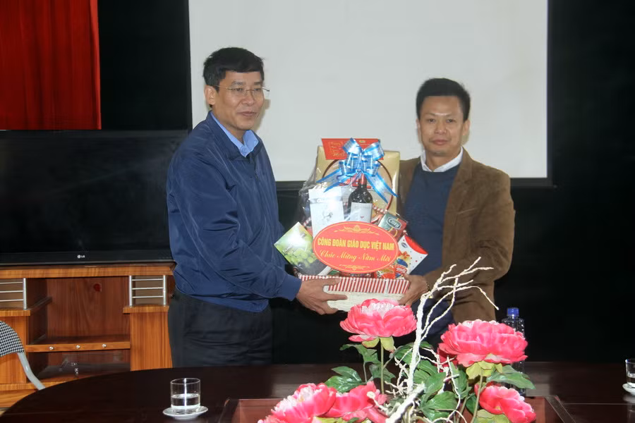 Ông Vũ Minh Đức tặng quà Tết cho Trường THCSBT Tiểu học Trịnh Tường Ông Vũ Minh Đức tặng quà Tết cho Trường THCSBT Tiểu học Trịnh Tường