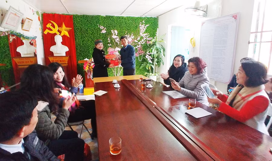 Ông Vũ Minh Đức tặng quà Tết cho Trường Mầm non số 1 Trịnh Tường Ông Vũ Minh Đức tặng quà Tết cho Trường Mầm non số 1 Trịnh Tường