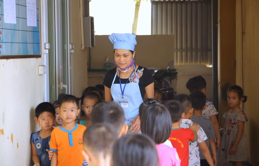 Trẻ MN Trường T đi vệ sinh có giáo viên đi cùng. Ảnh: Việt Hà