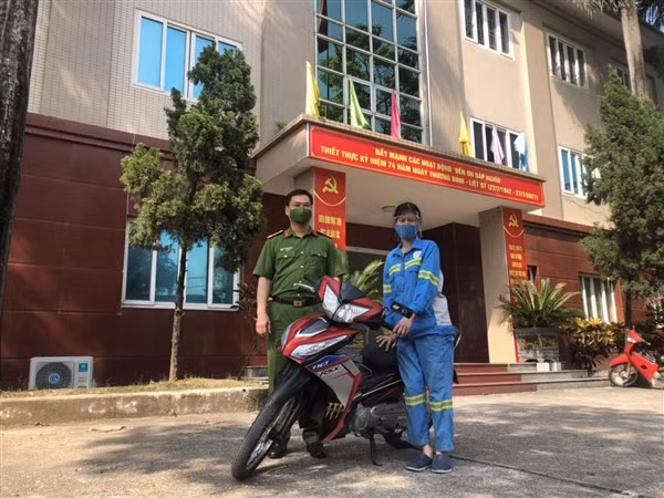 Hình ảnh nữ lao công được Công an quận Nam Từ Liêm tặng xe máy.