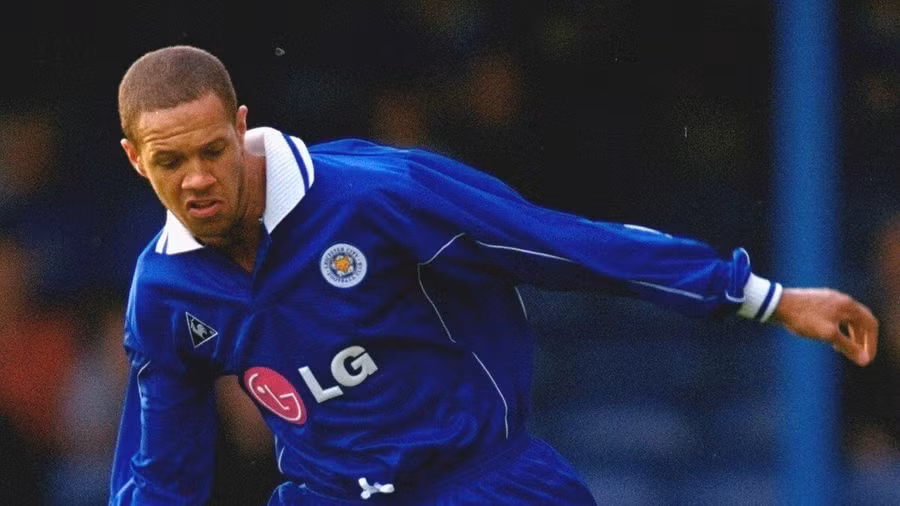 6. Junior Lewis Người hâm mộ Leicester không có kỷ niệm đẹp về Junior Lewis mặc dù anh khoác áo ‘Bầy cáo’ từ năm 2001 đến 2004 nhưng chỉ được đem đi ‘đánh thuê’ cho các đội bóng khác.