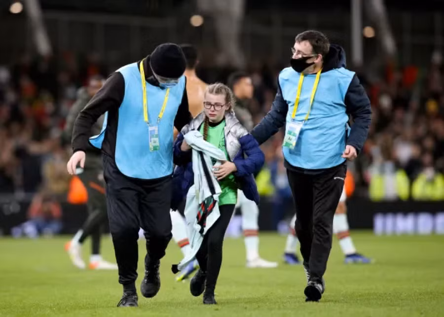 Bé gái xúc động vì hành động đẹp của thần tượng Ronaldo.