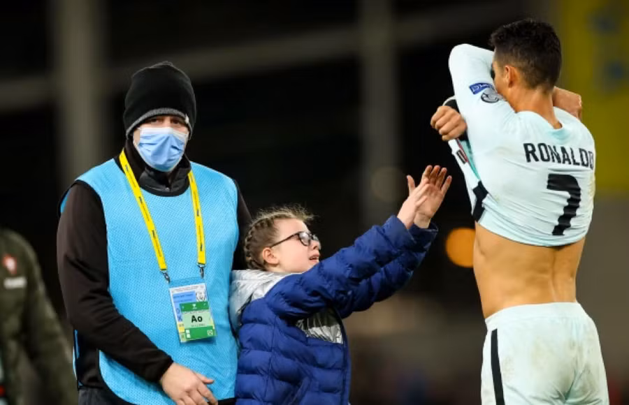 Ronaldo cởi áo tặng fan nhí.