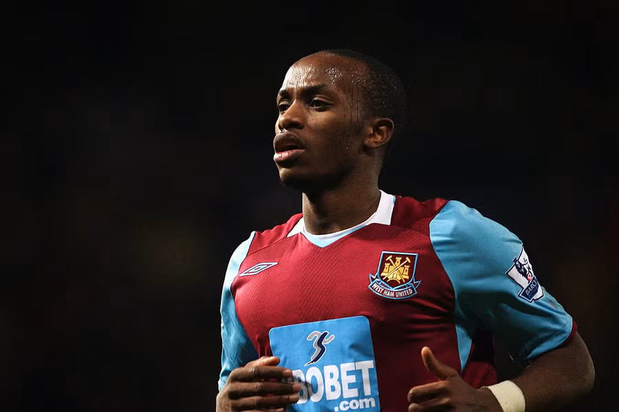 2. Savio Nsereko Gia nhập West Ham với giá 9 triệu euro vào năm 2009 nhưng Savio Nsereko lại không xứng đáng với số tiền mà đội bóng đã bỏ ra khi chỉ có vỏn vẹn 10 lần ra sân.