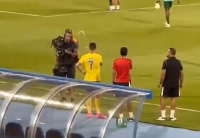 Ronaldo (áo vàng) hắt nước về phía người quay camera sau trận hòa Al Shabab tối 28/7.