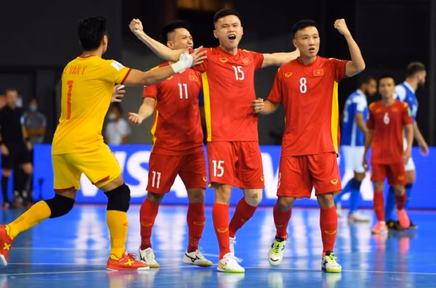 Thủ môn Hồ Văn Ý thi đấu nổi bật ở môn Futsal.