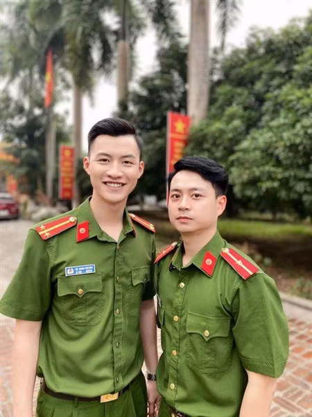 Con trai út cố NSND Hoàng Dũng (bên phải) đóng phim “Phố trong làng”.