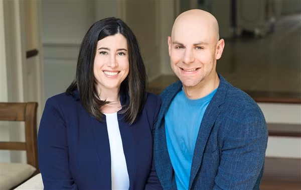 Nhà tâm lý học Adam Grant (phải) và nhà văn Mỹ Allison Sweet Grant.