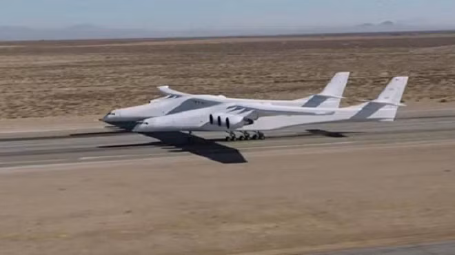 Một máy bay hai thân, sáu động cơ được thiết kế bởi công ty hàng không Stratolaunch Systems.