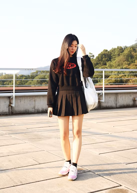 Nếu như trong mùa hè, áo T-shirt là món đồ cơ bản mà hầu như nàng nào cũng có, thì đến những ngày thu đông, sweatshirt lại lên ngôi. thoi-trang-di-hoc-cua-nu-sinh-5106-3492-