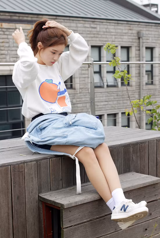 Đây là kiểu áo vừa đơn giản lại vừa cá tính. Chất nỉ giữ nhiệt rất tốt, nhiều áo còn lót bông phía trong nên hoàn toàn không lo lạnh. thoi-trang-di-hoc-cua-nu-sinh-9481-3766-