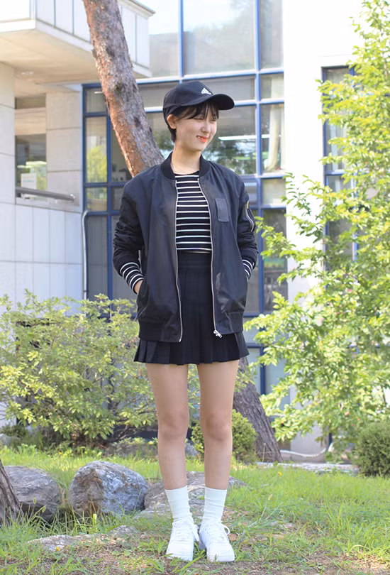 Áo bóng chày cùng váy tennis và tất cao là công thức hoàn hảo cho các cô nàng vẻ ngoài chuẩn style preppy. FUHM0Fm2sTGqkxBkCg0en4m1k98qco-9132-5929