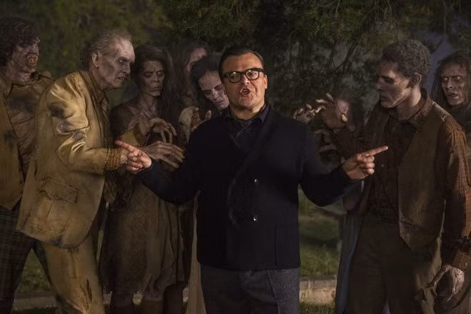 Goosebumps (Câu chuyện lúc nửa đêm) - 16/10: Cậu bé Zach Cooper không biết rằng cha của cô bé Hannah xinh đẹp mà cậu để ý chính là nhà văn kinh dị nổi tiếng R. L. Stine. Các tác phẩm văn học của ông chính là nhà giam dành cho những loài ma quái. Nhưng Zach vô tình để chúng xổng ra ngoài. Giờ thì cậu, Hannah và R. L. Stine phải tìm cách thu phục đám quái vật. Ngôi sao của Goosebumps là danh hài Jack Black trong vai R. L. Stine. Bởi vậy, bên cạnh yếu tố kinh dị, phim còn chứa đựng cả những chi tiết hài hước. 9 phim kinh dị ra rạp tại Việt Nam mùa Halloween 2015