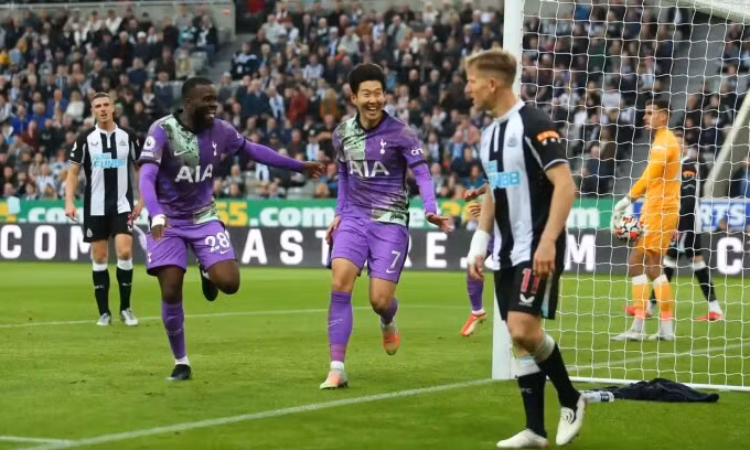 Son Heung-min vui mừng sau khi ghi bàn cho Tottenham.