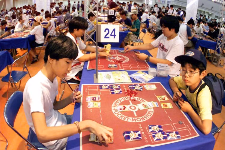 Trẻ em Nhật Bản tại vòng thi đấu “Pokémon card game tournament” năm 1999.