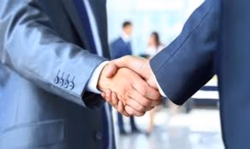 Bắt tay để kiểm tra sức khỏe.