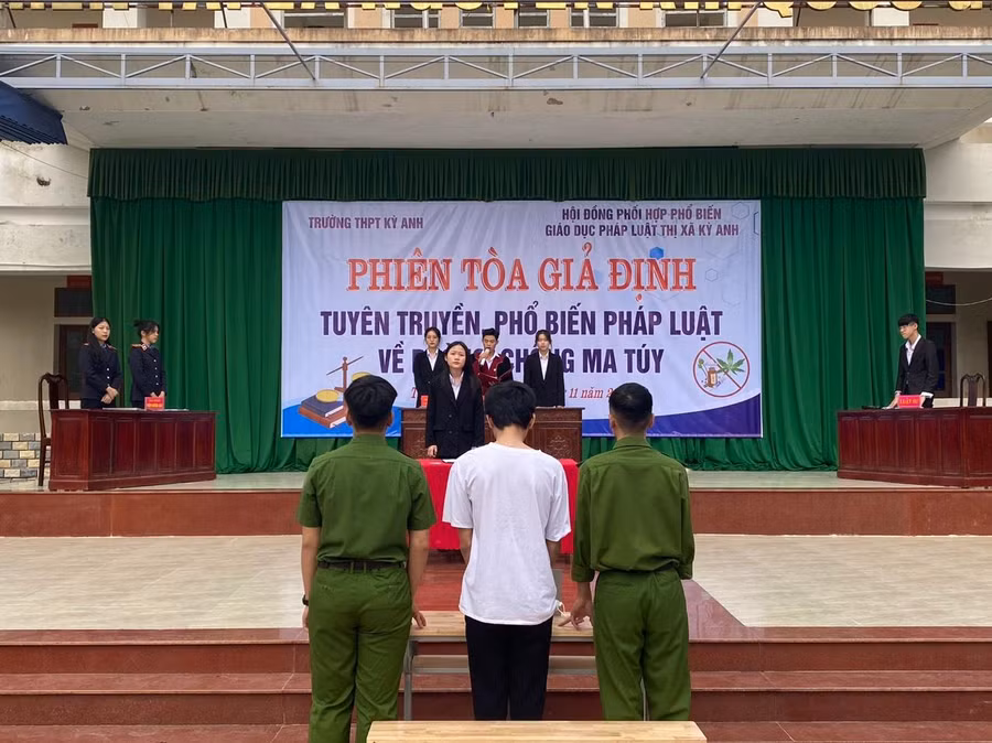 Phiên tòa giả định – tuyên truyền phổ biến pháp luật về ma túy tại Trường THPT Kỳ Anh, Hà Tĩnh.