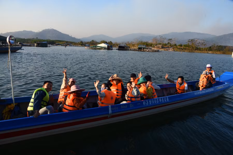 Du khách đến tham quan làng chài Sê San.