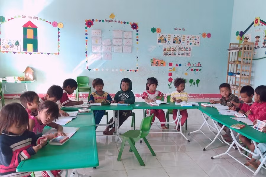 Để các cháu nhỏ không theo bố mẹ lên nương rẫy, các cô giáo phải chắt chiu đồng lương thỉnh thoảnh mua quà "thưởng" nên các cháu mới chịu tới lớp.