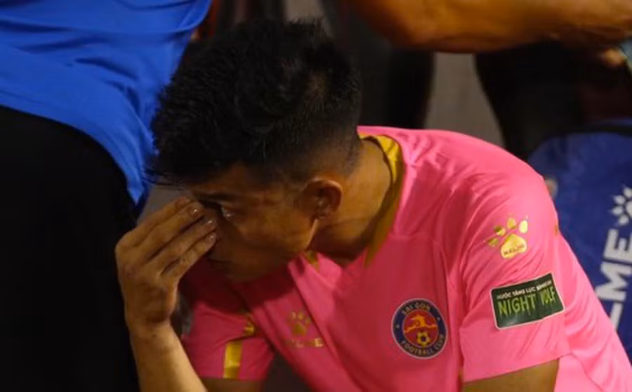 Một cầu thủ Sài Gòn FC buồn bã khi đội nhà phải xuống chơi ở giải Hạng Nhất mùa sau. Một cầu thủ Sài Gòn FC buồn bã khi đội nhà phải xuống chơi ở giải Hạng Nhất mùa sau.