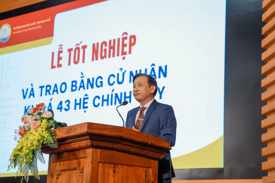 PGS.TS Đoàn Đức Lương – Hiệu trưởng Trường ĐH Luật, ĐH Huế chia sẻ cùng các tân cử nhân và các bậc phụ huynh tại Lễ tốt nghiệp.