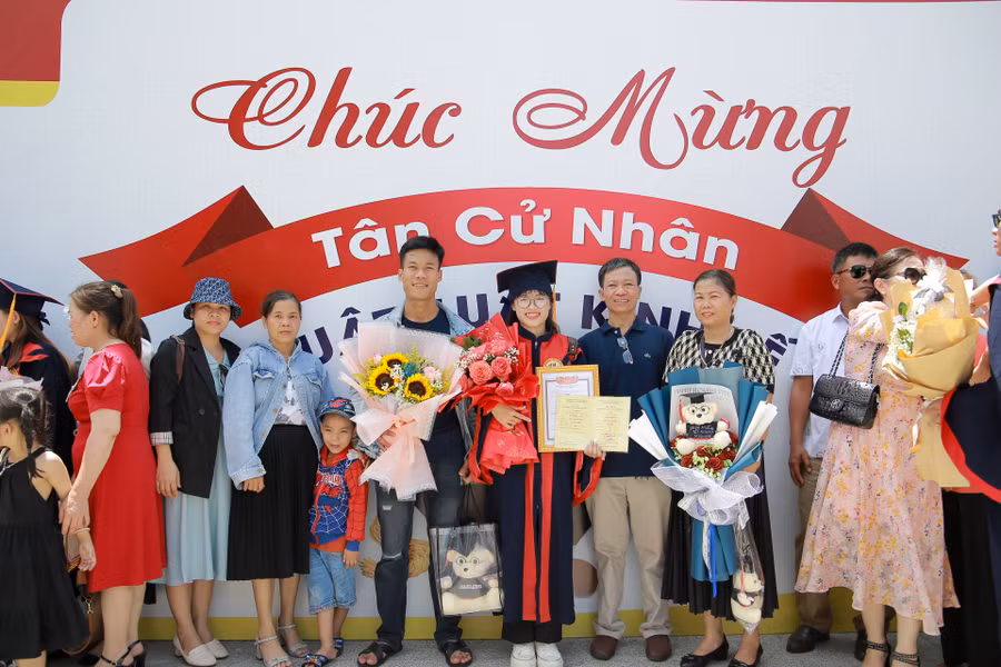 Người thân, bạn bè đến chúc mừng các tân cử nhân khóa K43 Trường ĐH Luật, ĐH Huế. (Ảnh: Hoàng Hải).