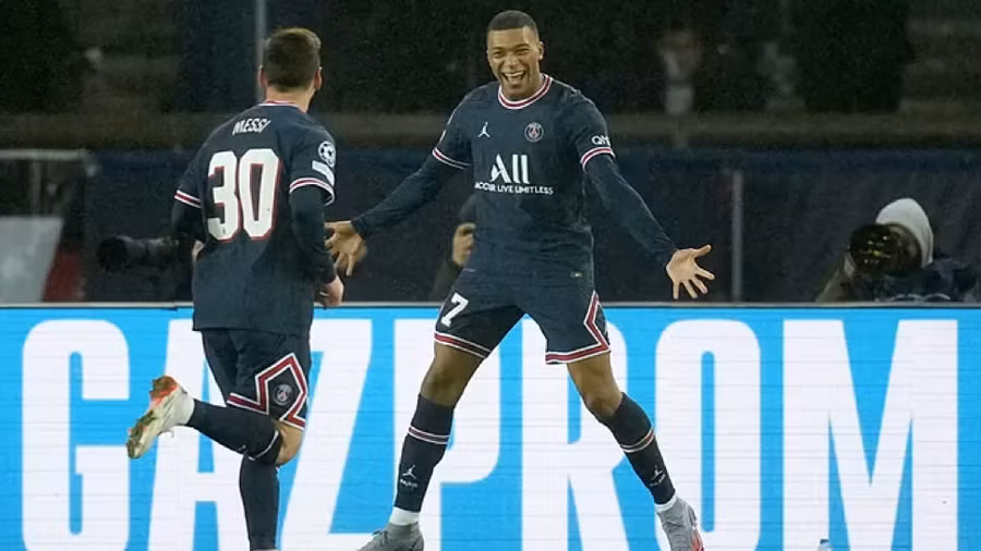 Messi chia vui cùng Mbappe.