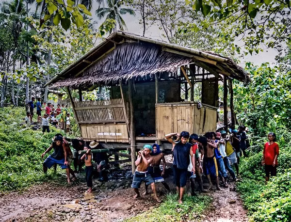 Thú vị cách di dời nhà truyền thống của Philippines ảnh 1