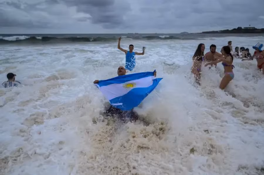 Người hâm mộ Argentina ăn mừng chiến thắng tại bãi biển Copacabana ở Rio de Janeiro - Brazil.