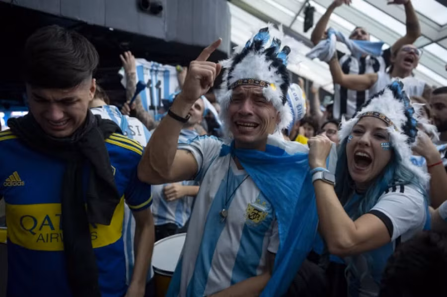 Cổ động viên Argentina ăn mừng ở Barcelona.