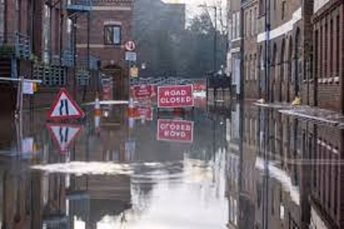 Đường A443 ở Worcestershire bị chặn bởi một chiếc ô tô sau khi sông Tame gần đó bị vỡ bờ Đường A443 ở Worcestershire bị chặn bởi một chiếc ô tô sau khi sông Tame gần đó bị vỡ bờ