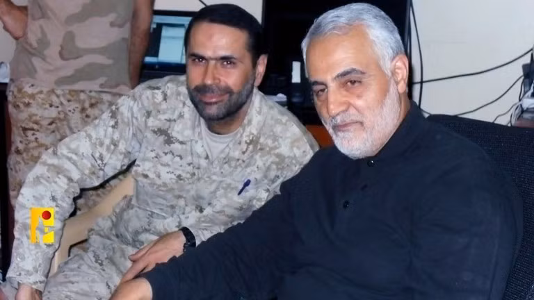 Chỉ huy Hezbollah Wissam al-Tawil (trái) chụp cùng tướng hàng đầu Iran Qassem Soleimani - người bị ám sát trong một cuộc tấn công bằng UAV của Mỹ vào năm 2020.