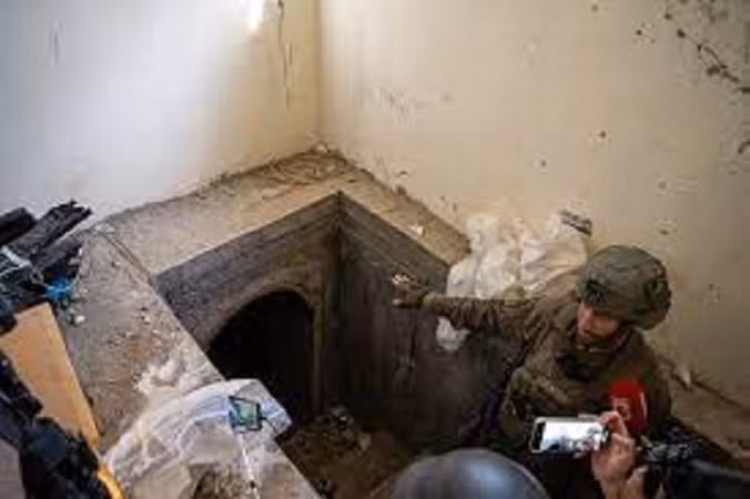 Đại tá Or Vollozinsky nói chuyện với các phóng viên ở Bureij, trung tâm Gaza, về nhà máy tên lửa lớn nhất của Hamas, ngày 8/1/2024.