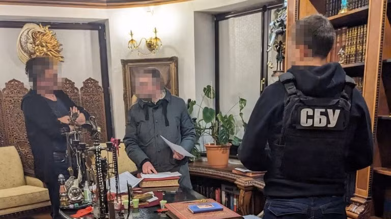 Các quan chức thực thi pháp luật Ukraine đang khám xét nhà của một trong những nghi phạm